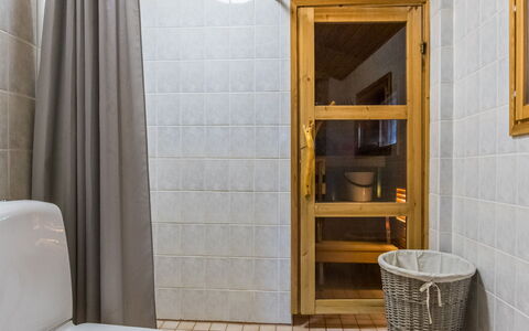 Villa Kettu: Pavimentazione, Pavimento, Legna, Interior Design, Idraulico Fixture, Camera, Bagno, Piastrella, Idraulico, Materiale Composito