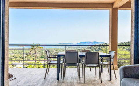 Sainte Lucie Porto Vecchio 650: Balcone, Color Legno, Pianta Della Casa, Mobili Da Esterno, Vaso Di Fiori