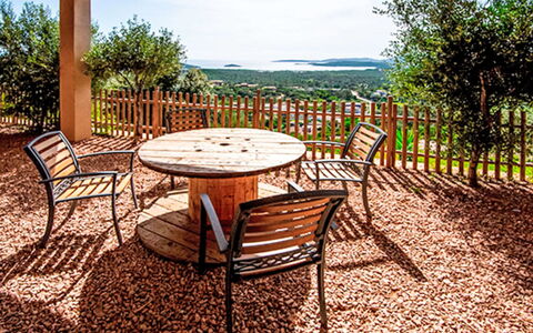 Sainte Lucie Porto Vecchio 650: Balcone, Color Legno, Pianta Della Casa, Mobili Da Esterno, Vaso Di Fiori