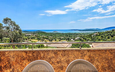 Sainte Lucie Porto Vecchio 650: Balcone, Color Legno, Pianta Della Casa, Mobili Da Esterno, Vaso Di Fiori