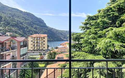 Balconi sulla Spiaggia: Balcone, Color Legno, Pianta Della Casa, Mobili Da Esterno, Vaso Di Fiori
