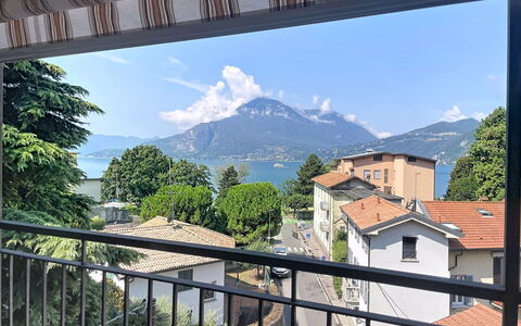 Balconi sulla Spiaggia: Balcone, Color Legno, Pianta Della Casa, Mobili Da Esterno, Vaso Di Fiori