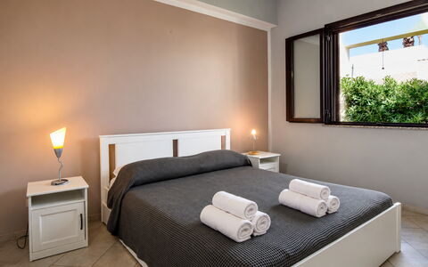 Villa Sara: Interior Design, Camera Da Letto, Letto, Appartamento, Soffitto, Mobilia, Pavimento, Telaio Del Letto, Casa, Bedding