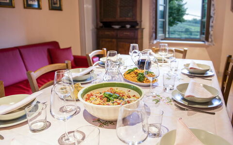 Casa Elia 6: Cibo, Tavola, Mobilia, Tavolo, Dishware, Serveware, Piatto, Bicchieri, Cucina & Sala Da Pranzo Tavolo, Sedia