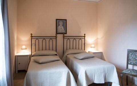 Casa Elia 6: Mobilia, Letto, Camera Da Letto, Parete, Interior Design, Lenzuolo, Bedding, Legna, Pavimento, Pavimentazione
