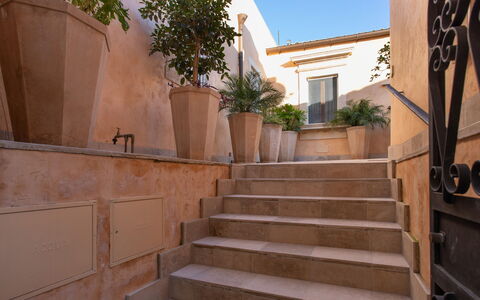Belvedere Guastella B 4: Vaso Di Fiori, Le Scale, Pianta Della Casa, Cortile, Balcone, Corrimano, Flagstone, Hacienda