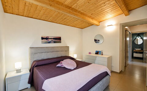 La Dimora di Diana: Letto, Mobilia, Interior Design, Camera Da Letto, Pavimentazione, Pavimento, Legna, Camera, Soffitto, Lenzuolo