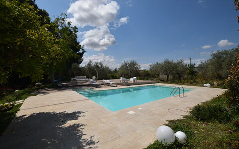 La Dimora di Diana: Piscina, Shade, Ricorrere, Giardino, Mobili Da Esterno, Landscaping, Flagstone, Giochi D'Acqua, Calcestruzzo