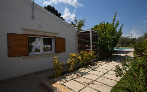 La Dimora di Diana: Shade, Giardino, Calcestruzzo, Landscaping, Backyard, Cortile, Passerella, Driveway, Cortile