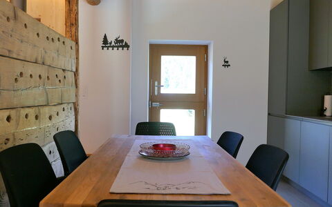 Nido delle Alpi: Mobilia, Pavimentazione, Interior Design, Legna, Pavimento, Tavolo, Soffitto, Sedia, Cucina & Sala Da Pranzo Tavolo, Sala Da Pranzo