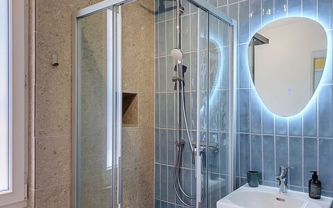 Casa Yakamos: Idraulico Fixture, Parete, Bagno, Interior Design, Pavimentazione, Pavimento, Idraulico, Specchio, Lavandino Del Bagno, Illuminazione