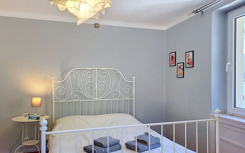 Casa Yakamos: Mobilia, Letto, Interior Design, Camera Da Letto, Parete, Bedding, Pavimento, Pavimentazione, Lenzuolo, Camera