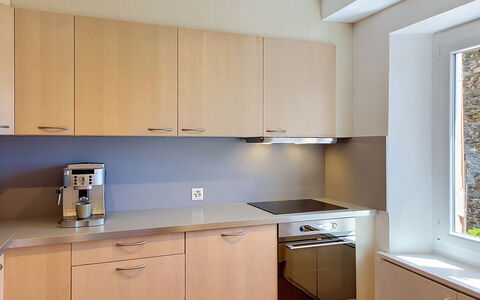 Casa Yakamos: Cucina, Elettrodomestico Da Cucina, Controsoffitto, Cabinetry, Apparecchio Major, Mobilia, Legna, Interior Design, Pavimentazione, Lavandino Della Cucina