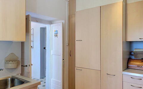 Casa Yakamos: Cabinetry, Mobilia, Controsoffitto, Legna, Elettrodomestico Da Cucina, Pavimentazione, Cucina, Interior Design, Credenza, Pavimento