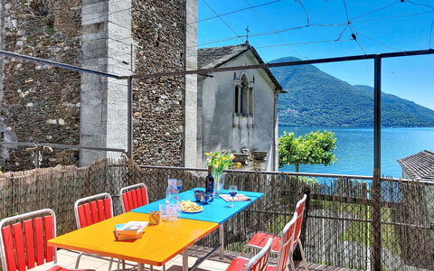 Casa Yakamos: Mobilia, Sedia, Mobili Da Esterno, Tavolo Esterno, Balcone, Cucina & Sala Da Pranzo Tavolo, Vaso Di Fiori, Pianta Della Casa, Shade, Ristorante