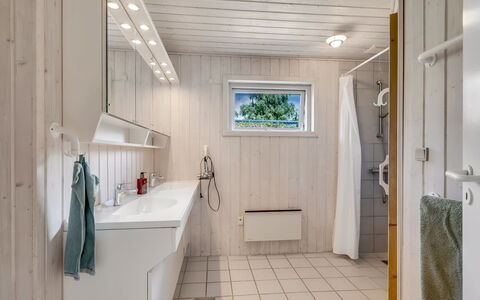 Anina - 300M from the Sea: Pavimentazione, Legna, Idraulico Fixture, Pavimento, Interior Design, Soffitto, Lavello, Rubinetto, Idraulico, Bagno