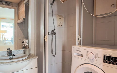 Xaloc: Interior Design, Pavimentazione, Idraulico Fixture, Pavimento, Lavatrice, Lavello, Bagno, Camera, Rubinetto, Idraulico