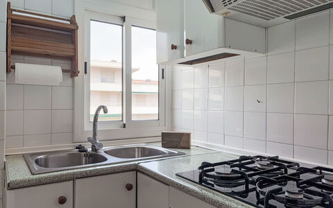Xaloc: Cucina, Elettrodomestico Da Cucina, Apparecchio Major, Controsoffitto, Lavandino Della Cucina, Cucina Stufa, Cabinetry, Interior Design, Stufa, Lavello