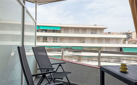 Xaloc: Appartamento, Balcone, Pavimento, Materiale Composito, Condominio, Edificio Commerciale, Bicchiere, Shade, Sedia, Illuminazione Diurna