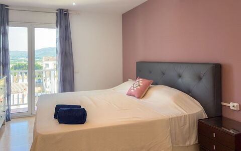 Clara: Letto, Mobilia, Camera Da Letto, Bedding, Lenzuolo, Interior Design, Legna, Pavimento, Biancheria, Pavimentazione