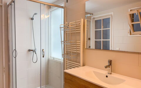 Clara: Bagno, Idraulico Fixture, Pavimentazione, Pavimento, Interior Design, Legna, Lavello, Rubinetto, Idraulico, Camera