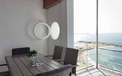 Clara: Mobilia, Pavimento, Mare, Bicchiere, Oceano, Sedia, Shade, Cucina & Sala Da Pranzo Tavolo, Balcone, Tavolino Da Caffè
