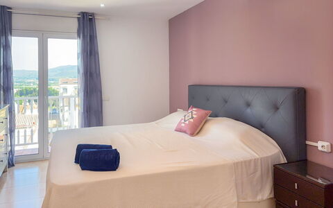 Clara: Letto, Mobilia, Camera Da Letto, Bedding, Lenzuolo, Interior Design, Legna, Biancheria, Pavimento, Camera
