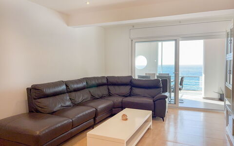 Clara: Mobilia, Pavimento, Pavimentazione, Divano, Interior Design, Soggiorno, Appartamento, Camera, Mare