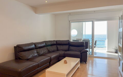 Clara: Mobilia, Pavimento, Pavimentazione, Divano, Interior Design, Soggiorno, Appartamento, Camera, Mare