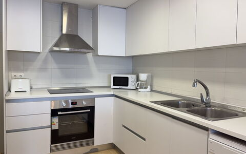 Clara: Elettrodomestico Da Cucina, Cucina, Controsoffitto, Cabinetry, Apparecchio Major, Pavimentazione, Cucina Stufa, Interior Design, Elettrodomestico, Stufa