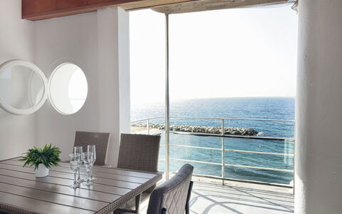 Clara: Mobilia, Pavimento, Interior Design, Mare, Tavolo, Pavimentazione, Sedia, Oceano, Bicchiere, Cucina & Sala Da Pranzo Tavolo