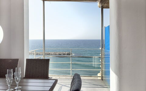 Clara: Mobilia, Pavimento, Pavimentazione, Sedia, Mare, Interior Design, Tavolo, Oceano, Bicchiere, Shade