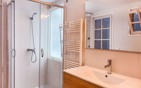 Clara: Bagno, Idraulico Fixture, Pavimentazione, Pavimento, Interior Design, Rubinetto, Lavello, Idraulico, Camera, Lavandino Del Bagno