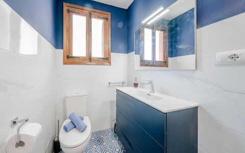 Can Nura: Blu, Pavimentazione, Pavimento, Idraulico Fixture, Bagno, Mobiletto Del Bagno, Piastrella, Gabinetto, Idraulico, Rubinetto