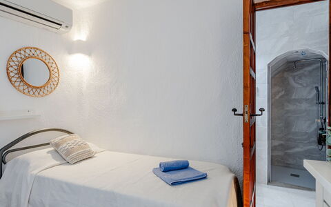 Can Nura: Letto, Camera Da Letto, Parete, Bedding, Lenzuolo, Interior Design, Pavimento, Mobilia, Soffitto, Pavimentazione