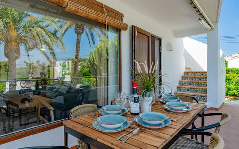 Can Nura: Mobilia, Sedia, Tavolo, Cucina & Sala Da Pranzo Tavolo, Sala Da Pranzo, Pianta Della Casa, Shade, Ricorrere, Eco Hotel, Vaso Di Fiori