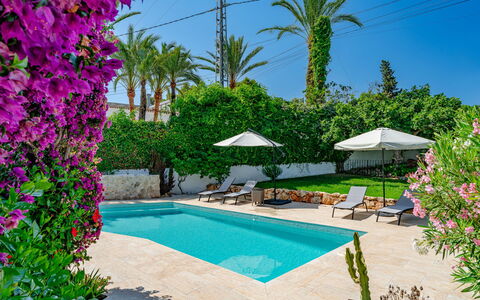 Can Nura: Blu, Piscina, Ricorrere, Eco Hotel, Mobili Da Esterno, Shade, Giardino, Landscaping, Hacienda
