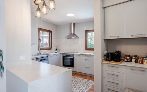 Can Nura: Pavimentazione, Cucina, Controsoffitto, Interior Design, Cabinetry, Mobilia, Pavimento, Legna, Elettrodomestico Da Cucina, Soffitto