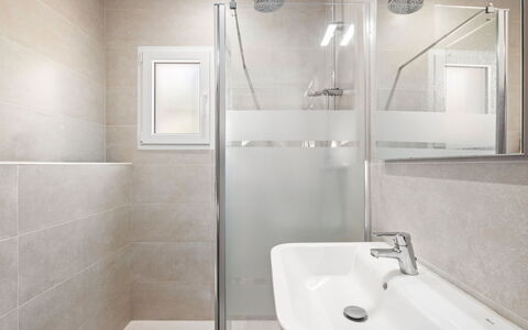 Pueblo de la Luz: Bagno, Idraulico Fixture, Pavimentazione, Interior Design, Pavimento, Idraulico, Piastrella, Lavello, Casa, Rubinetto