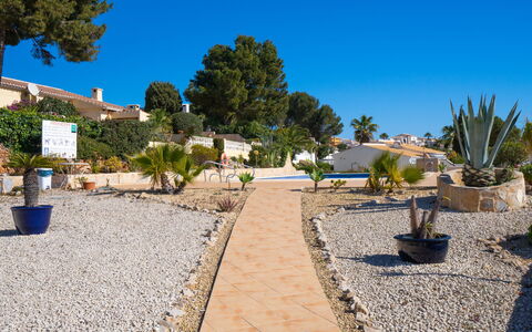 Pueblo de la Luz: Arbusto, Giardino, Landscaping, Shade, Passerella, Flagstone, Driveway, Cortile