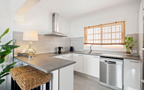Sol Moraira: Cucina, Controsoffitto, Mobilia, Interior Design, Elettrodomestico Da Cucina, Pavimentazione, Cabinetry, Apparecchio Major, Legna, Soffitto