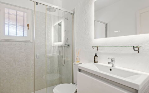 Sol Moraira: Bagno, Idraulico Fixture, Parete, Pavimentazione, Interior Design, Pavimento, Specchio, Lavello, Rubinetto, Soffitto