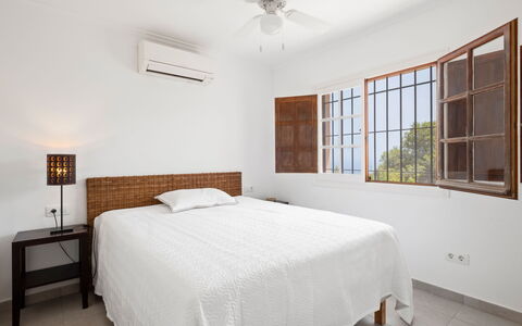 Sol Moraira: Letto, Camera Da Letto, Mobilia, Bedding, Interior Design, Lenzuolo, Pavimento, Legna, Soffitto, Pavimentazione