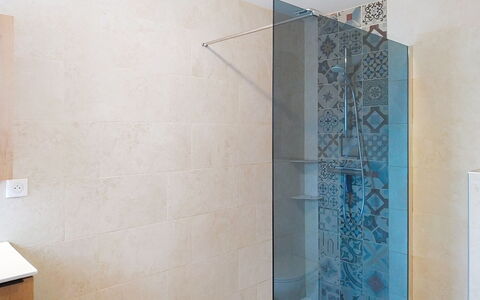 Le Jardin du Calme: Pavimentazione, Pavimento, Piastrella, Idraulico Fixture, Bagno, Soffione Doccia, Idraulico, Doccia