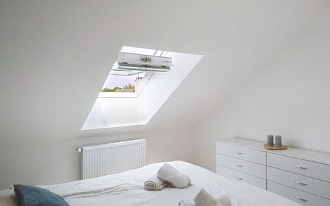 Le Jardin du Calme: Soffitto, Interior Design, Illuminazione, Lampada, Camera Da Letto, Casa, Mobilia, Camera, Attico, Letto