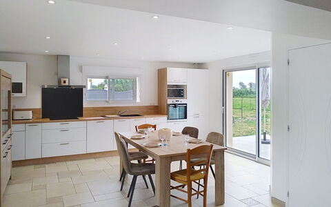 Le Jardin du Calme: Mobilia, Pavimentazione, Interior Design, Legna, Pavimento, Cucina, Soffitto, Controsoffitto, Cabinetry, Illuminazione
