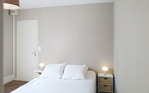 Riviera: Parete, Interior Design, Camera Da Letto, Mobilia, Pavimento, Legna, Pavimentazione, Letto, Bedding, Tessile