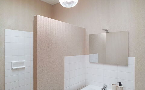 Riviera: Parete, Pavimentazione, Interior Design, Pavimento, Idraulico Fixture, Bagno, Marrone, Idraulico, Lavello, Soffitto