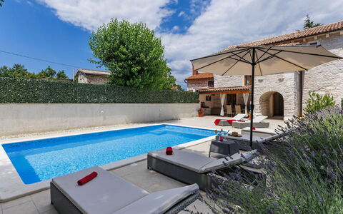 Trošti: Piscina, Ricorrere, Mobili Da Esterno, Estate, Hacienda, Lettino, Giochi D'Acqua, Villa, Landscaping, Cortile