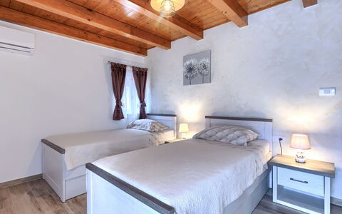 Trošti: Casa, Mobilia, Pavimento, Letto, Camera Da Letto, Latifoglie, Telaio Del Letto, Color Legno, Cuscino, Hotel